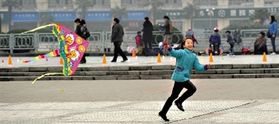 昨日，省會(huì)天氣晴好，春意盎然。上午，在綠城廣場(chǎng)，一個(gè)小女孩在快樂(lè)地放風(fēng)箏。