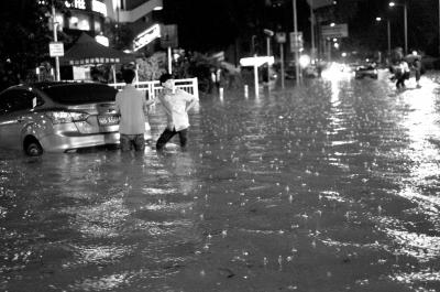 3月30日晚，深圳市區(qū)不少地段因暴雨積水，導(dǎo)致一些車輛在水中熄火。