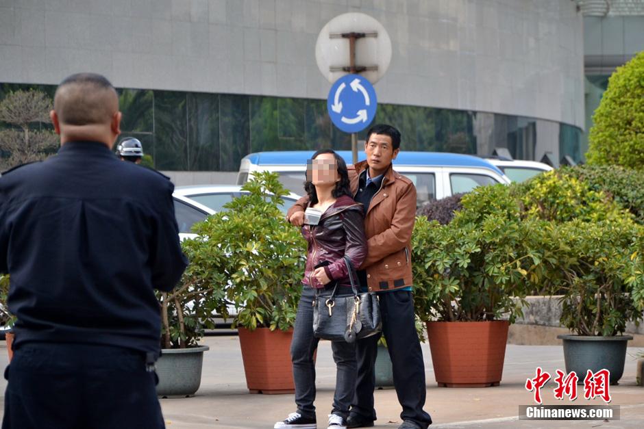 圖為劫持者與警方談判中。