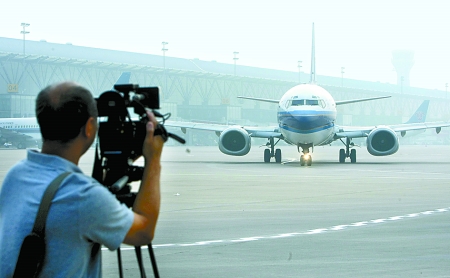 　8月28日，一架嶄新的波音737-800型飛機(jī)平穩(wěn)降落在鄭州新鄭國際機(jī)場。