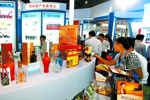 9月24日，2012中國（鄭州）產(chǎn)業(yè)轉(zhuǎn)移系列對接活動產(chǎn)業(yè)轉(zhuǎn)移暨新型工業(yè)化成果展在鄭州國際會展中心舉行