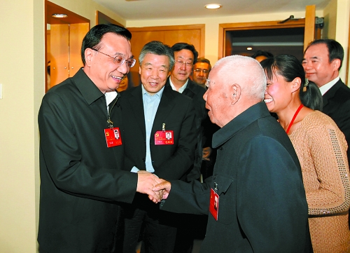 11月5日下午，中共中央政治局常委、國務(wù)院副總理李克強(qiáng)親切看望了參加中國共產(chǎn)黨第十八次全國代表大會(huì)的