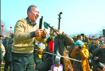 2月22日，寶豐馬街書會上，說書藝人正在表演。記者 史長來 攝