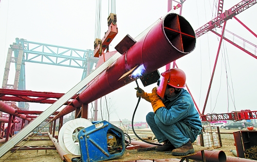 2月25日，在跨越南水北調(diào)總干渠的鄭州新鄭南段十里鋪公路橋施工現(xiàn)場，建設(shè)者在緊張地施工。