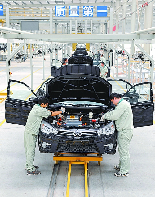　　4月16日，新鄉(xiāng)市新能電動(dòng)汽車有限公司的工作人員在電動(dòng)汽車生產(chǎn)流水線上作業(yè)。目前，新鄉(xiāng)現(xiàn)有規(guī)模以