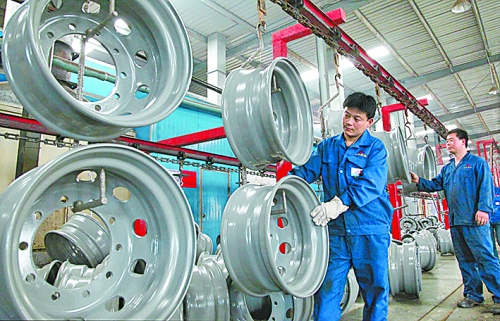 4月25日，許昌恒豐實業(yè)有限公司的員工正在生產(chǎn)重卡車輪。喬利峰 攝