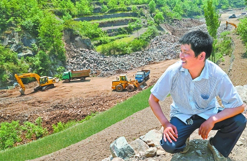 　　5月5日，魯山縣趙村鄉(xiāng)關岈村青年時軍偉看著正在建設的兩座小型水庫開心地笑了。他1994年開始外出