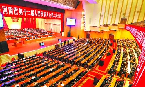 　4月1日下午，河南省第十二屆人民代表大會(huì)第二次會(huì)議在省人民會(huì)堂開(kāi)幕。 記者 郭 宇 董 亮 攝