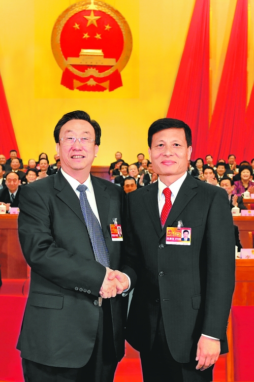 4月2日上午，新當選的省人大常委會主任郭庚茂與新當選的省人民政府省長謝伏瞻親切握手。郭宇 董亮 攝