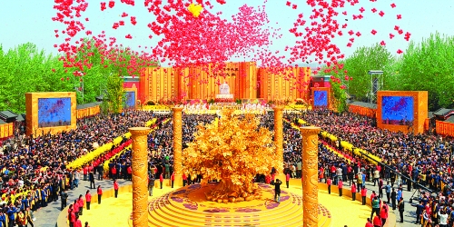 癸巳年黃帝故里拜祖大典于4月12日上午在新鄭舉行，來自海內(nèi)外的炎黃子孫，共同祭拜中華民族的人文始祖軒