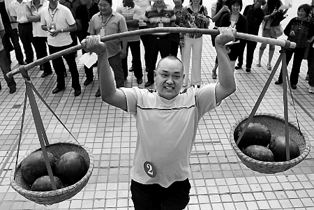 節(jié)會(huì)現(xiàn)場(chǎng)，一位瓜農(nóng)正在表演西瓜舉重。