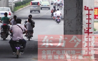 昨日，鄭州市航海路與京廣鐵路立交橋下，用紅線標(biāo)注的“水位警戒線”
