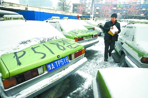　12月21日，工作人員正在登記套牌出租車、假出租車