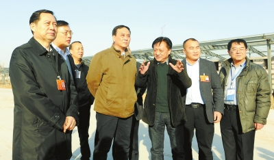 　　鄭州手拉手集團(tuán)董事長(zhǎng)賈長(zhǎng)明（右三）向省農(nóng)業(yè)廳廳長(zhǎng)朱孟洲（右四），省政府副秘書(shū)長(zhǎng)、省政府駐京辦主任