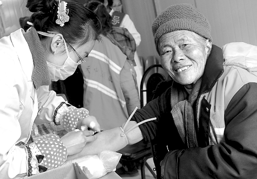 1月14日，汝南縣為全縣460多名環(huán)衛(wèi)工人免費進行心電圖、胸透等13項健康檢查，并建立了個人健康檔案