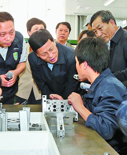 4月24日，省委副書記、省長謝伏瞻在濟源虎嶺產(chǎn)業(yè)集聚區(qū)考察。