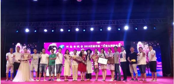 大賽總導(dǎo)演王軍嶺先生親臨現(xiàn)場(chǎng)，為報(bào)名點(diǎn)指導(dǎo)工作
