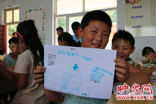 在以“中國夢”主題 的繪畫課堂上，孩子們寫下了自己的夢想