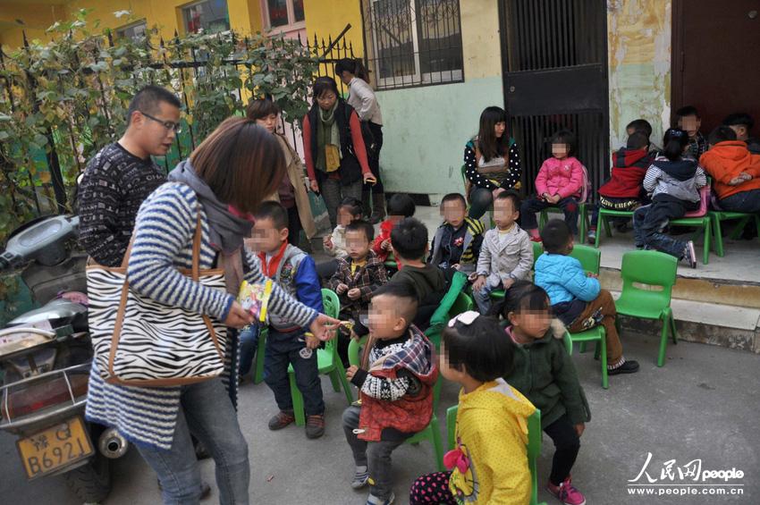 河南駐馬店市高新區(qū)一休幼兒園大門外聚集了數(shù)十位孩子家長,他們是來送孩子上學(xué)的,可是幼兒園大門卻被兩輛面包車?yán)锿舛滤?。周一一大早就遇到這事,不少家長特意給單位請假替孩子討要說法。