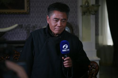 陳寶國接受河南衛(wèi)視專訪。