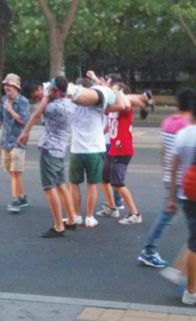 外籍男子當街肩扛、腳踏醉漢