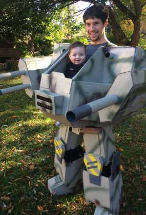 美國(guó)父親為孩子萬(wàn)圣節(jié)變身造“機(jī)甲”