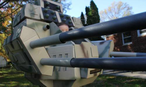 美國(guó)父親為孩子萬(wàn)圣節(jié)變身造“機(jī)甲”