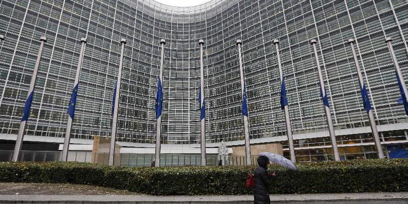 歐盟降半旗向法國(guó)襲擊事件遇難者致哀 歐盟降半旗向法國(guó)襲擊事件遇難者致哀