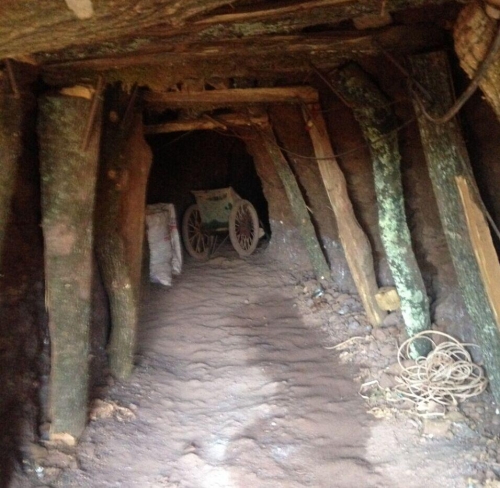 四川村民盜挖南紅瑪瑙遺留的深坑 四川村民盜挖南紅瑪瑙遺留的深坑