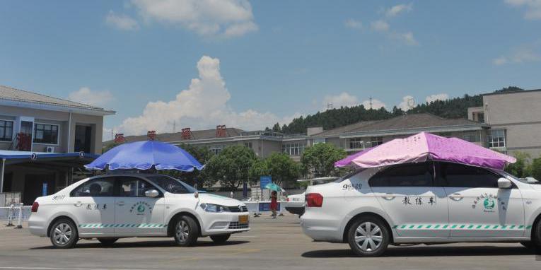 杭州一駕?，F(xiàn)遮陽新招 教練車車頂撐傘