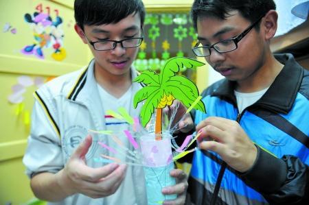 男生正把廢舊物做成裝飾品，裝扮女生寢室