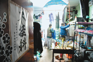 寢室門上的招貼表達了學生們的愿望，其實不逃課、少逃課才是不掛科的保證