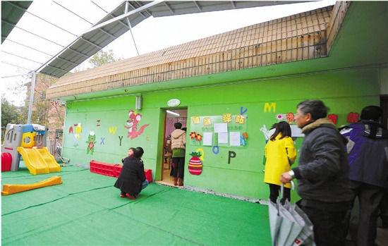 因為怕裝修后的氣味影響孩子的健康，包括小葉在內(nèi)，很多家長找到園方，要求換教室.