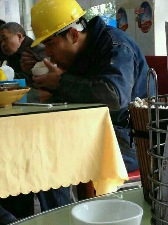 網(wǎng)友調(diào)侃：周周，慢點(diǎn)吃