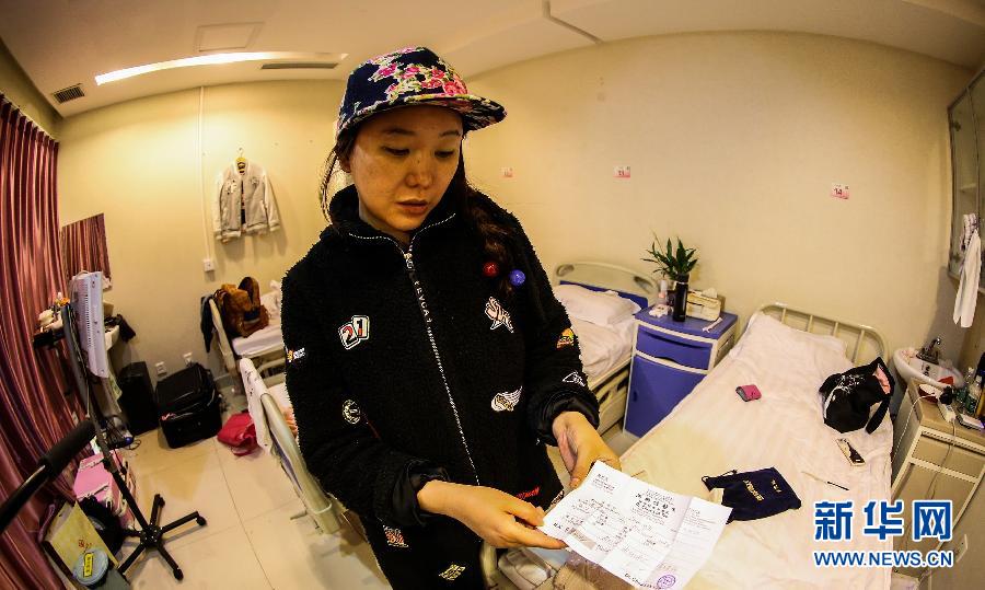赴韓整形失敗者陳怡麗向記者展示醫(yī)療事故鑒定（4月8日攝）。