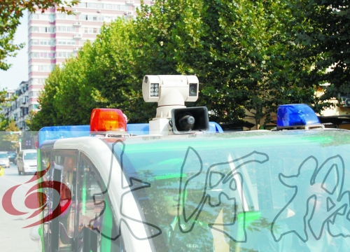 巡查車車頂裝有360度攝像頭,對路面違章停車行為抓拍取證。