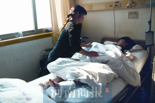 14歲的小美躺在病床上，左腿摔傷的部位還纏著繃帶