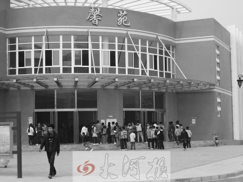 學生們排隊進入食堂就餐，對于統(tǒng)一15元的收費標準，不少學生和家長很不理解。