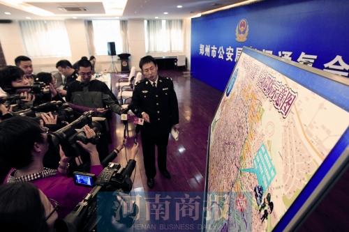 警方負(fù)責(zé)人向媒體介紹戰(zhàn)果，左上圖為警方繳獲的犯罪嫌疑人作案工具 記者 王春勝/圖