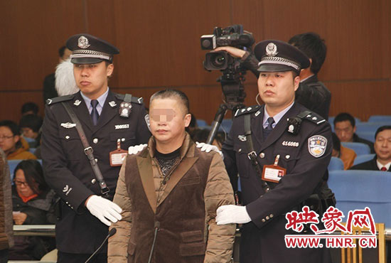 被告人被法警帶上法庭時，身上沒有戒具，也沒有剃光頭。（圖片來源于微博@豫法陽光）