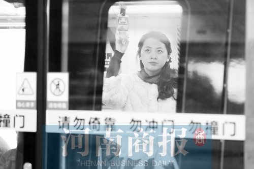 首個上班高峰，地鐵乘客以年輕的上班族為主