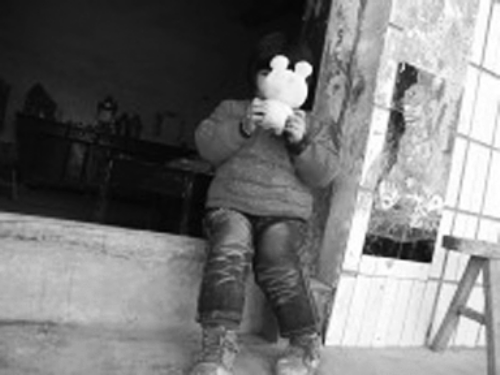 對自己的怪病，依依懵然無知。