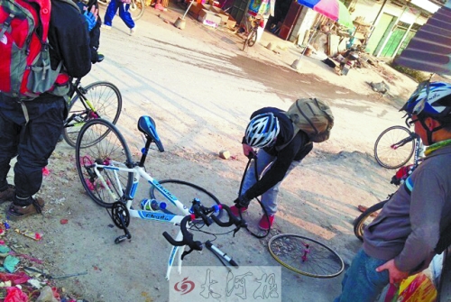 運(yùn)氣不好，十分鐘被扎了兩次胎，只能自己修車(chē)。