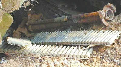 新縣村民掃墓時發(fā)現(xiàn)"軍火庫" 有機槍、迫擊炮等重武器