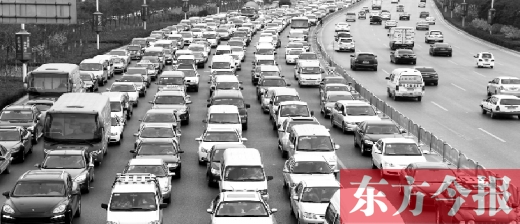 21日，鄭州市中州大道，大量擁堵的汽車將寬寬的道路變成“停車場”
