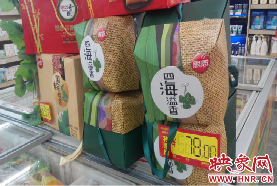 今年商場(chǎng)里的散裝、袋裝粽子多了，盒裝粽子的售價(jià)也更加親民。