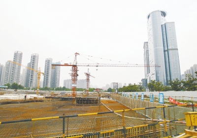 中州大道與金水東路東北角，正在建一座大型停車(chē)場(chǎng)。