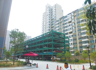 商城路與英協(xié)路交叉口附近的濱河綠苑小區(qū)內(nèi)，剛剛建好一個(gè)立體停車(chē)場(chǎng)。