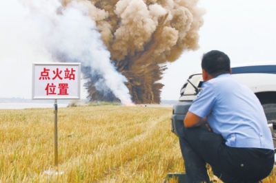 民警點(diǎn)火，引爆爆炸物品。