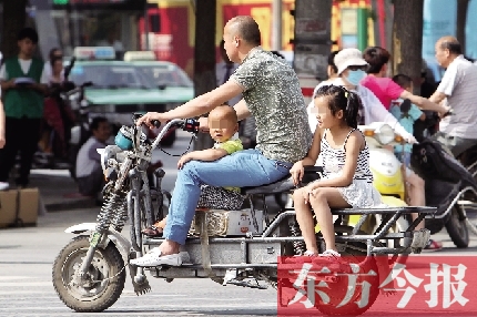 這樣帶著孩子，一個(gè)剎車，孩子就有可能摔下車